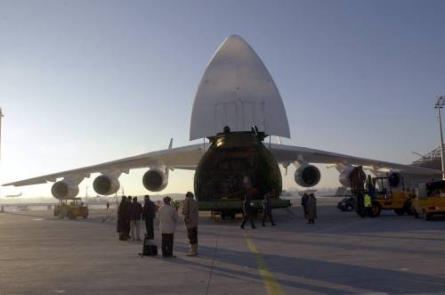 Quel giallo dietro l'aereo (ucraino) più grande al mondo