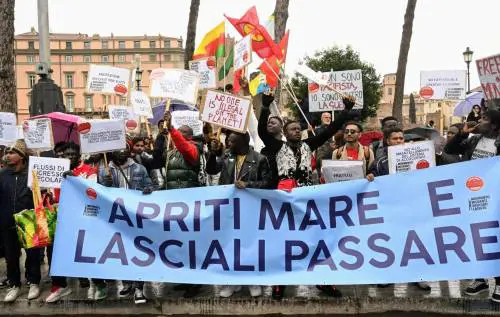 Cgil, Ong e giudici in piazza. "Ma il dl Cutro sarà legge"