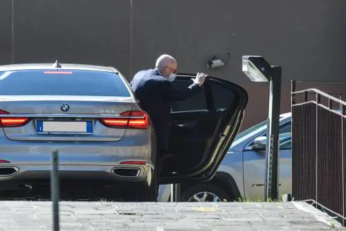 Anche Conte vuole subito Berlusconi in campo. Confalonieri e i familiari tornano a fargli visita