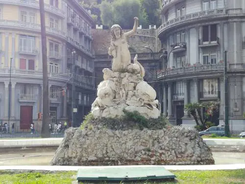 Sulle tracce della Napoli più vera. A partire dall'antico mito di Partenope