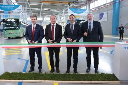  Da sinistra, Gerrit Marx, Ceo di Iveco Group, il ministro Adolfo Urso, Domenico Nucera, presidente di Iveco Bus, Michele Emiliano, presidente della Regione Puglia