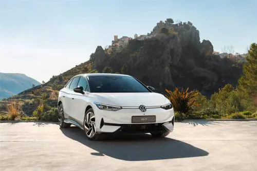 Volkswagen ID.7: primo contatto con l'ammiraglia elettrica da 700 km