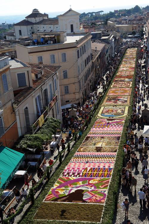 Dagli stornelli all'Infiorata: tradizioni e curiosità sul Lazio