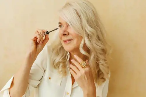 Come mettere l'ombretto sulla palpebra cadente per un trucco perfetto anche 60 anni
