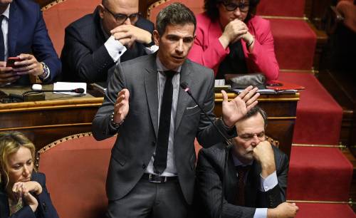 Tensione al Senato sul decreto migranti. "La sinistra sulle navi e poi alle cene vip". Oggi il sì dell'Aula con un testo corretto