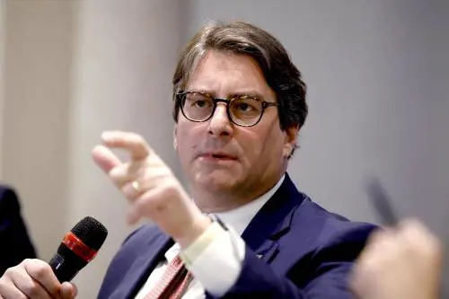 Intesa, 10 miliardi di finanziamenti per tutte le imprese che assumono