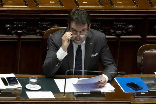 Il piano del governo contro il caro-affitti e per le grandi opere. È scontro politico