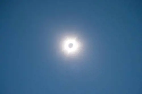 Australia, naso all'insù per l'eclissi solare totale