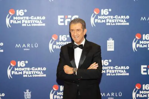 "Uniamo le forze per la libertà di espressione". Ezio Greggio piccona il politically correct