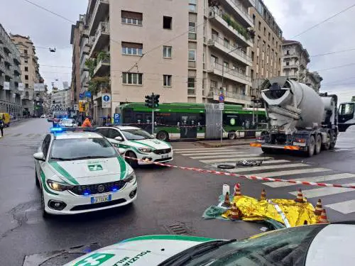  Milano, ciclista travolta da una betoniera: donna di 39 anni muore sul colpo 