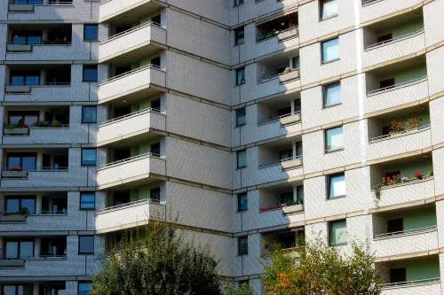Odori “molesti” dal vicino: cosa fare se vivi in condominio