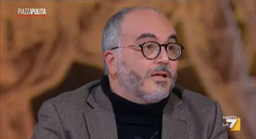 "Con questo caldo...". L'intellettuale progressista sfotte gli anziani