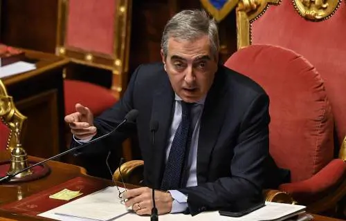 "Dopo Soumahoro, la droga". Gasparri mette a tacere Fratoianni