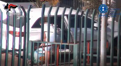 Le immagini delle videocamere nella scuola di Palermo: arrestata la preside