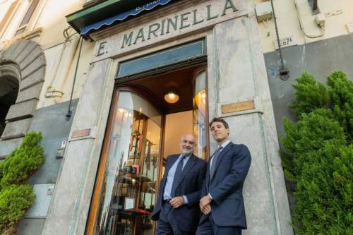 Maurizio e Alessandro Marinella, terza e quarta generazione del marchio napoletano, davanti allo storico negozio di Napoli