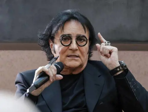 "Non c'è urgenza". Renato Zero bacchetta Schlein sull'utero in affitto