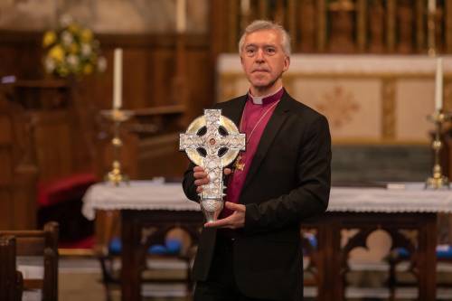 Francesco regala la vera croce, ma gli anglicani gli "rubano" la cattedra