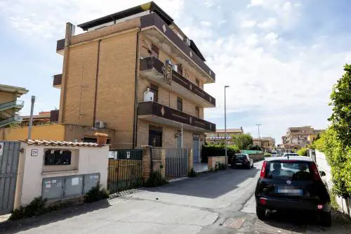 Fiumicino, tenta di rapire un bimbo di 8 anni dal giardino di casa: caccia al 50enne
