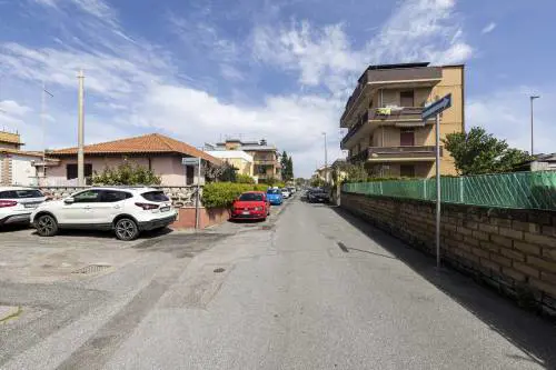 Fiumicino, bimbo di 8 anni sfugge al tentato rapimento. Caccia all'uomo
