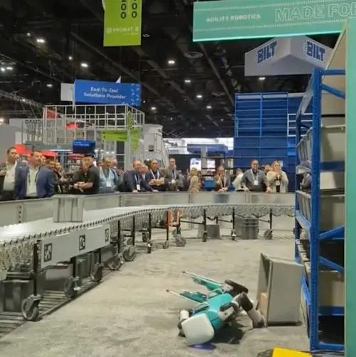 Dopo una giornata di lavoro crolla pure il robot. È un "crash", ma sembra umanissima fatica