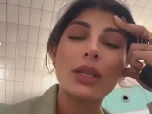 Giulia Cavaglia perde il volo e piange: ma il dettaglio scatena l'ironia del web