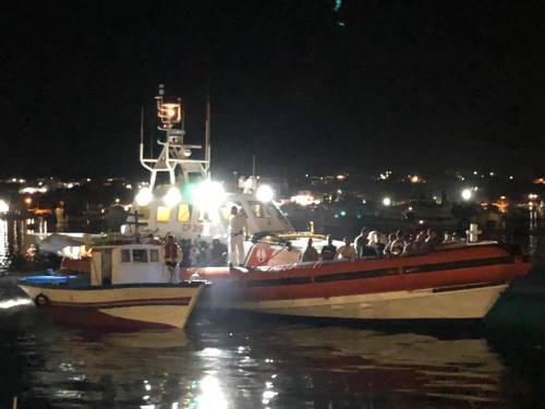 E Lampedusa è di nuovo travolta dagli arrivi: in 24 ore più di 20 barche con oltre 800 migranti