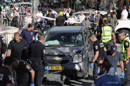 Gerusalemme, un'auto contro la folla: 8 feriti. Hamas gioisce: "Un'operazione eroica"