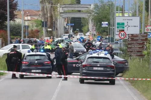 Marocchino ruba l'arma e colpisce un agente: ucciso dai carabinieri