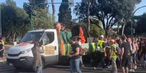 Ultima Generazione, che figura: il corteo green col furgone diesel