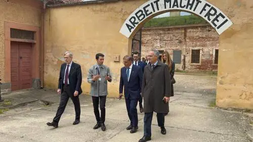 La Russa s'inchina al lager e cita la Segre. Eppure per la sinistra resta l'"uomo nero"