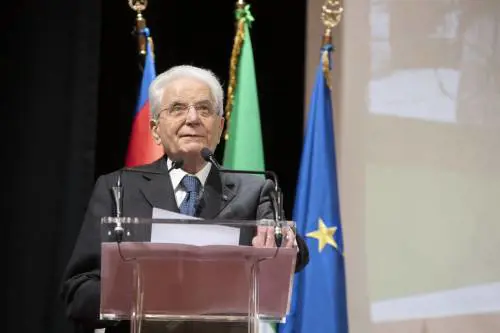 Mattarella tira le orecchie ai presidenti delle Camere: "Avete la maggioranza meno decreti e più leggi.."
