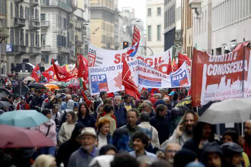 "Siamo incompatibili con il fascismo". Ma all'opposizione non bastano mai le parole di Meloni