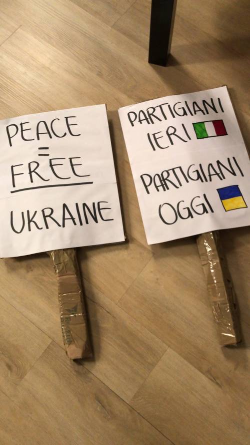 "Guerrafondai". Così i collettivi rossi cacciano i pro-Ucraina dal corteo del 25 aprile