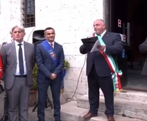 Il sindaco di Grosseto (a dx, con la fascia tricolore) durante la cerimonia di ieri