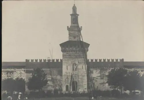 Quando la torre del Filarete si ritrovò fatta di legno e tela