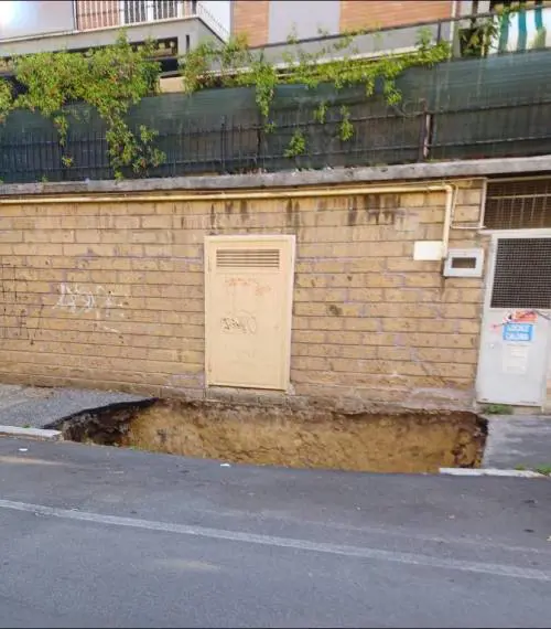 Roma martoriata dalle buche: a Portuense si apre l'ennesima voragine
