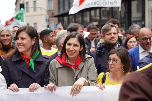 Pretendono che Giorgia si dichiari antifascista ma la Schlein balbetta sul no al comunismo