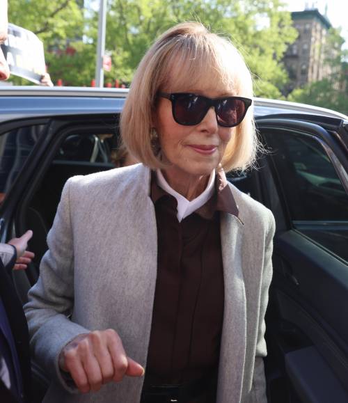 "Trump mi violentò e poi mi diffamò". Le accuse della scrittrice Jean Carroll