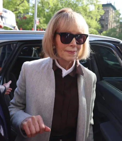 "Trump mi violentò e poi mi diffamò". Le accuse della scrittrice Jean Carroll