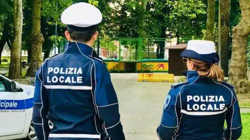 Vigilessa beve un caffè e sta male: il distributore era pieno di urina