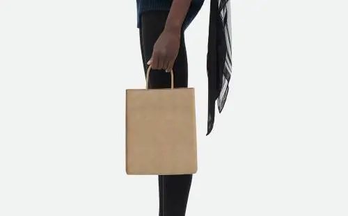 Una "busta di carta" da 2.000 euro: è bufera sulla borsa di Bottega Veneta