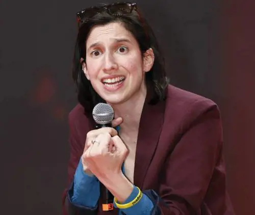 "Ora il reddito di eleganza". Ironie sulla Schlein mentre il Pd perde i pezzi