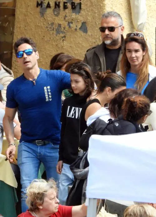 Pier Silvio Berlusconi, una pausa al mare con l'amore della famiglia