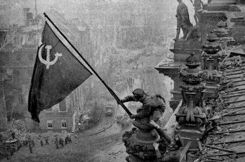 La Bandiera sovietica sul Reichstag, storia di un "falso" d'autore