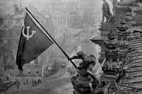 La Bandiera sovietica sul Reichstag, storia di un "falso" d'autore