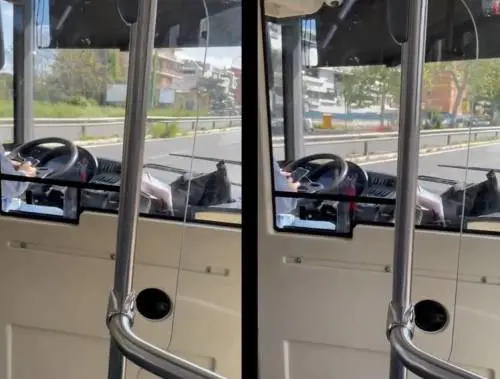 Roma, autista Atac guida con gli avambracci per usare lo smartphone: è polemica