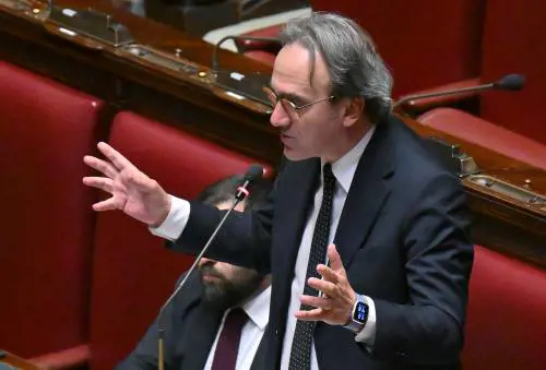 Malore per Angelo Bonelli in Aula alla Camera: Fontana sospende la seduta