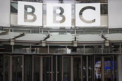 Scandalo Bbc, soldi a un ragazzo per foto "osé". E adesso è caccia al nome dell'anchorman-star