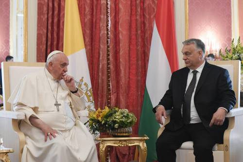 La pace e la difesa dei valori.  L'abbraccio del Papa a Orbán