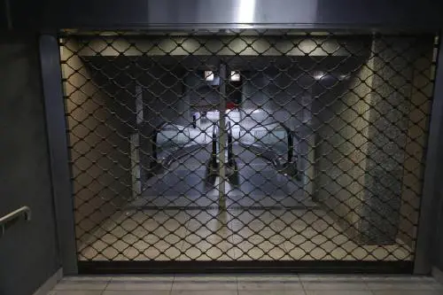 Le botte e lo stupro fino a farle perdere i sensi: le tre ore da incubo in stazione Centrale a Milano